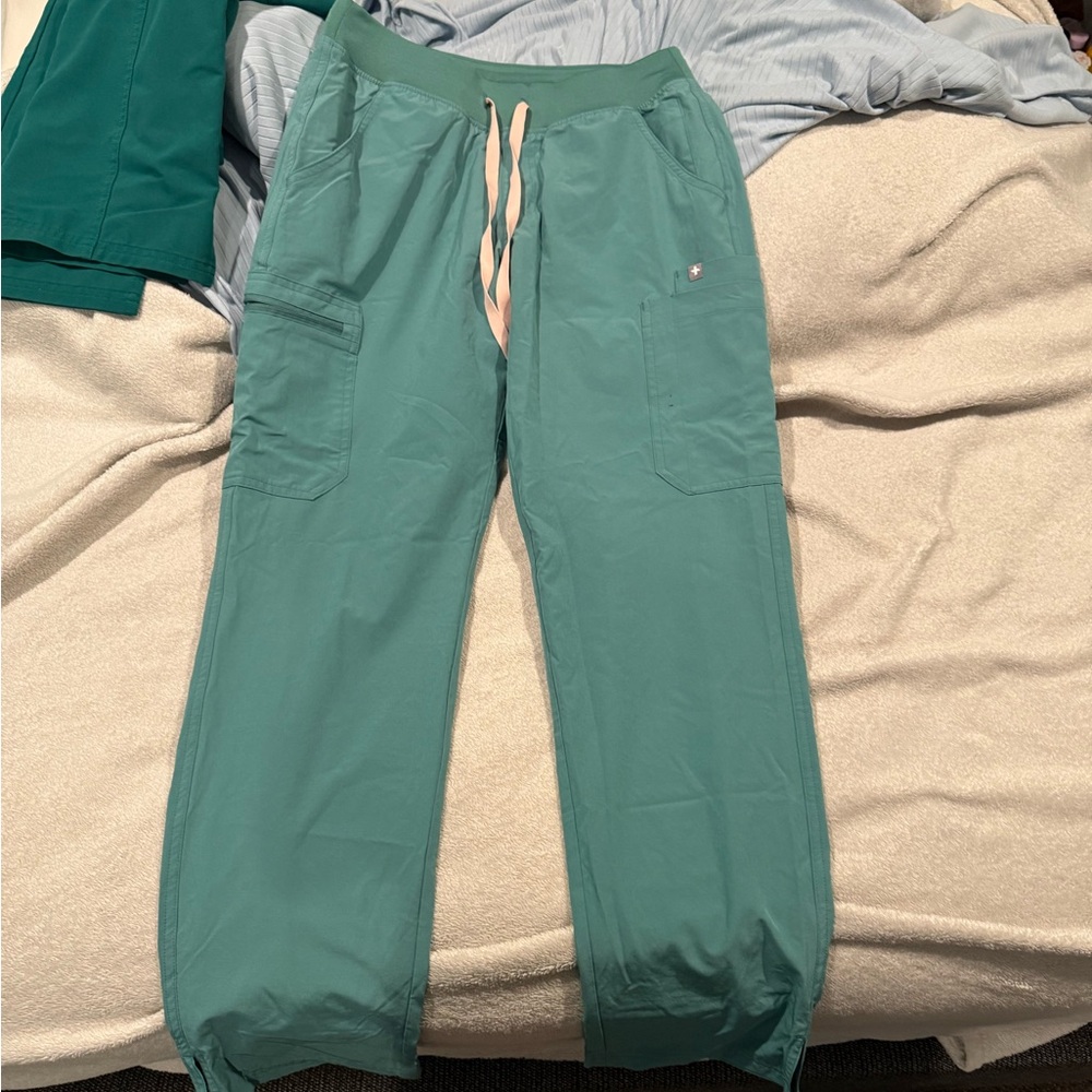 Women FIGS WATERPROOF insulated jogger- green